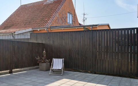 Evgenia - 950M from the Sea: Hout, Samengesteld Materiaal, Hardwood, Home Schermen, Hek, Schaduw, Plank, Beton, Beits