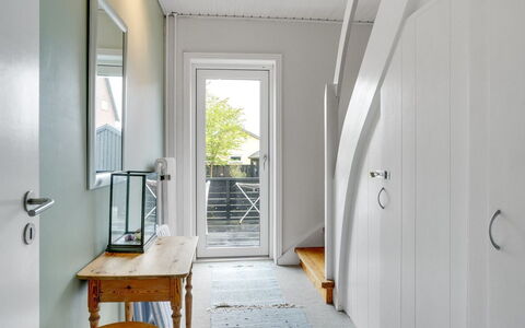 Evgenia - 950M from the Sea: Huis, Verblijf, Siding, Hardwood, Schaduw, Plank, Ontwerp, Landgoed, Veranda, Dek