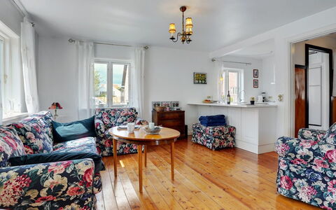 Ater - 800M from the Sea: Meubilair, Interieur Ontwerp, Tafel, Bankstel, Plafond, Flooring, Woonkamer, Stoel, Verdieping, Kamer