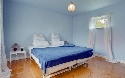 Ater - 800M from the Sea: Blauw, Meubilair, Interieur Ontwerp, Slaapkamer, Bed, Verdieping, Flooring, Textiel, Bedding, Linens