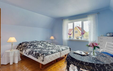 Ater - 800M from the Sea: Blauw, Meubilair, Bed, Interieur Ontwerp, Slaapkamer, Flooring, Verdieping, Laken, Bedding, Plafond