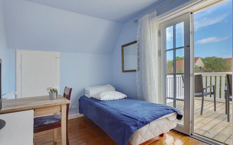 Ater - 800M from the Sea: Hout, Verdieping, Slaapkamer, Meubilair, Huis, Flooring, Bed, Deur, Appartement, Houten Vloer