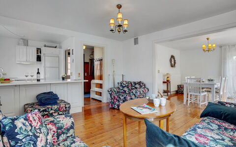 Ater - 800M from the Sea: Meubilair, Interieur Ontwerp, Flooring, Hout, Bankstel, Plafond, Verdieping, Woonkamer, Kamer, Tafel