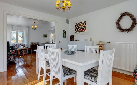 Ater - 800M from the Sea: Meubilair, Interieur Ontwerp, Flooring, Verdieping, Hout, Plafond, Eetkamer, Tafel, Lichte Inrichting, Stoel