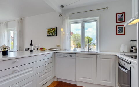 Ater - 800M from the Sea: Flooring, Keuken, Interieur Ontwerp, Cabinetry, Hout, Verdieping, Toestel Van De Keuken, Countertop, Plafond, Major Appliance