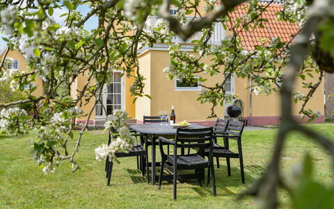 Ater - 800M from the Sea: Meubilair, Groen, Stoel, Buitenmeubels, Struik, Tafel, Tuin, Buitentafel, Land Lot