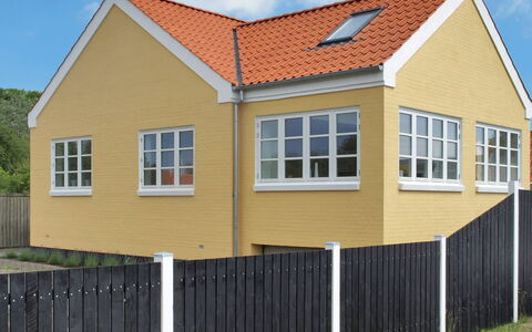 Janes - 400M from the Sea: Woongebied, Dak, Voorstad, Oprit, Landgoed, Schoorsteen