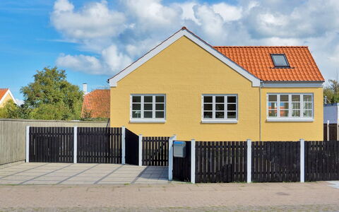 Janes - 400M from the Sea: Woongebied, Dak, Voorstad, Oprit, Landgoed, Schoorsteen
