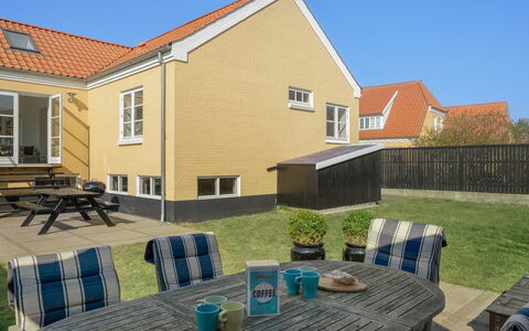 Janes - 400M from the Sea: Woongebied, Dak, Voorstad, Oprit, Landgoed, Schoorsteen