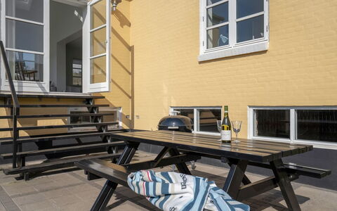 Janes - 400M from the Sea: Woongebied, Dak, Voorstad, Oprit, Landgoed, Schoorsteen