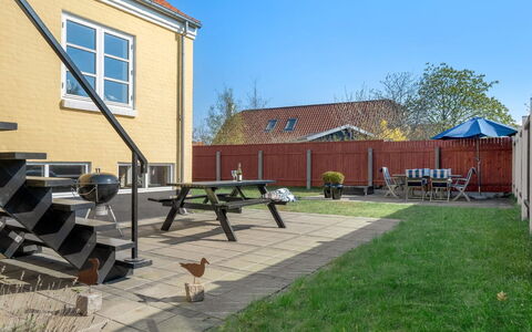 Janes - 400M from the Sea: Woongebied, Dak, Voorstad, Oprit, Landgoed, Schoorsteen