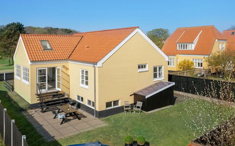 Janes - 400M from the Sea: Woongebied, Dak, Voorstad, Oprit, Landgoed, Schoorsteen