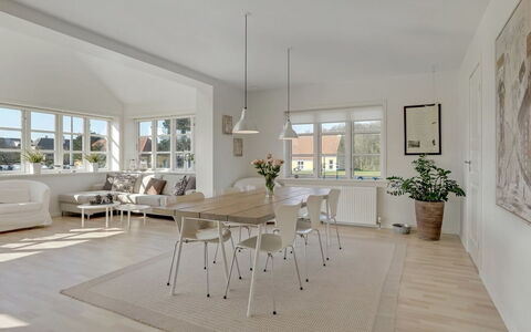Janes - 400M from the Sea: Woongebied, Dak, Voorstad, Oprit, Landgoed, Schoorsteen