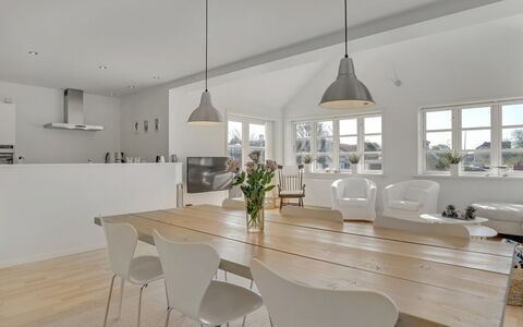 Janes - 400M from the Sea: Woongebied, Dak, Voorstad, Oprit, Landgoed, Schoorsteen