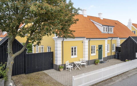 Stephie - 1.1Km from the Sea: Muur, Gebouw, Venster, Huis, Huis, Facade, Woongebied, Dak, Architectuur, Deur