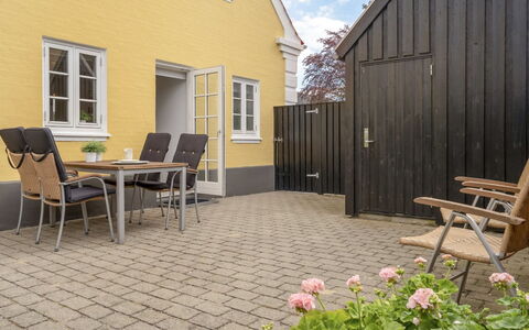 Stephie - 1.1Km from the Sea: Hout, Flooring, Struik, Bloempot, Verdieping, Buitenmeubels, Huis, Tuin, Flagstone