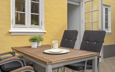 Stephie - 1.1Km from the Sea: Meubilair, Tafel, Stoel, Hout, Buitenmeubels, Flooring, Keuken En Eettafel, Buitentafel, Verdieping, Eetkamer