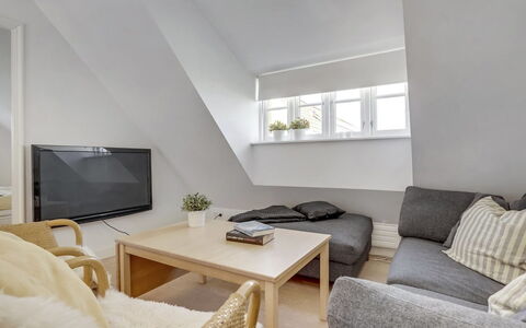 Stephie - 1.1Km from the Sea: Meubilair, Interieur Ontwerp, Flooring, Verdieping, Hout, Bankstel, Plafond, Kamer, Huis, Woonkamer