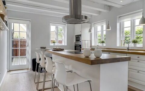 Stephie - 1.1Km from the Sea: Meubilair, Flooring, Interieur Ontwerp, Countertop, Hout, Verdieping, Keuken, Cabinetry, Plafond, Houten Vloer