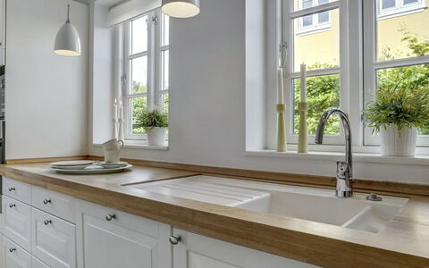 Stephie - 1.1Km from the Sea: Interieur Ontwerp, Flooring, Countertop, Loodgieterswerkinrichting, Hout, Keuken, Wastafel, Kraan, Cabinetry, Meubilair