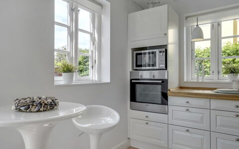 Stephie - 1.1Km from the Sea: Interieur Ontwerp, Meubilair, Flooring, Cabinetry, Muur, Hout, Countertop, Verdieping, Keuken, Huis
