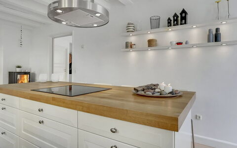 Stephie - 1.1Km from the Sea: Keuken, Hout, Flooring, Countertop, Cabinetry, Interieur Ontwerp, Plafond, Lichte Inrichting, Meubilair, Verdieping