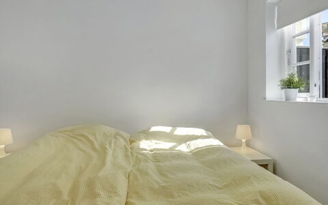 Stephie - 1.1Km from the Sea: Slaapkamer, Muur, Bed, Bedding, Interieur Ontwerp, Laken, Verdieping, Flooring, Linens, Plafond