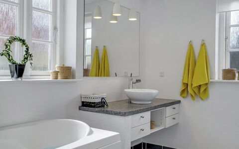 Stephie - 1.1Km from the Sea: Badkamer, Interieur Ontwerp, Wastafel In De Badkamer, Loodgieterswerkinrichting, Wastafel, Muur, Flooring, Badkamerkast, Spiegel, Kraan