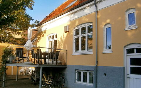 Harro - 150M from the Sea: Hout, Meubilair, Veranda, Stoel, Deur, Buitenmeubels, Schaduw, Schuifraam, Buitentafel, Werf