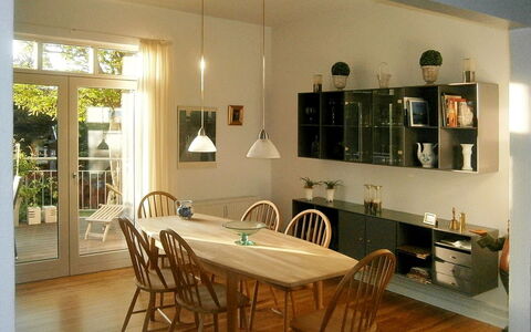Harro - 150M from the Sea: Meubilair, Interieur Ontwerp, Lichte Inrichting, Muur, Hout, Flooring, Plafond, Eetkamer, Keuken En Eettafel, Stoel