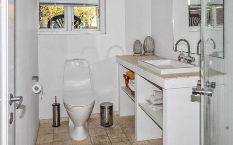 Harro - 150M from the Sea: Wc Bril, Badkamer, Loodgieterswerkinrichting, Toilet, Flooring, Muur, Interieur Ontwerp, Verdieping, Wastafel, Wastafel In De Badkamer