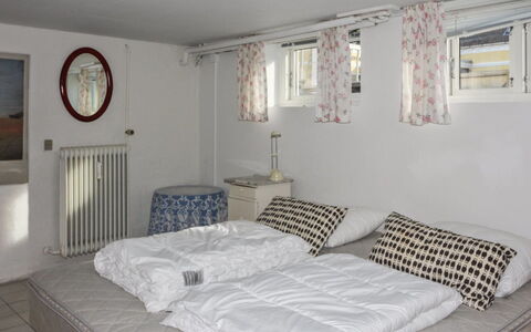 Harro - 150M from the Sea: Meubilair, Bed, Slaapkamer, Interieur Ontwerp, Verdieping, Textiel, Bedding, Linens, Laken, Flooring