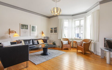Harro - 150M from the Sea: Interieur Ontwerp, Flooring, Verdieping, Meubilair, Plafond, Hout, Houten Vloer, Kamer, Woonkamer, Verlichting