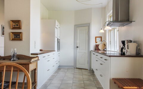 Harro - 150M from the Sea: Flooring, Interieur Ontwerp, Meubilair, Cabinetry, Verdieping, Countertop, Keuken, Hout, Plafond, Lichte Inrichting