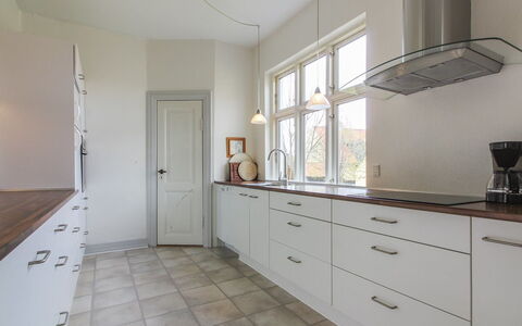 Harro - 150M from the Sea: Flooring, Hout, Cabinetry, Interieur Ontwerp, Verdieping, Keuken, Countertop, Plafond, Lade, Huis