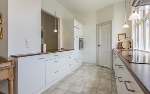 Harro - 150M from the Sea: Flooring, Interieur Ontwerp, Cabinetry, Verdieping, Keuken, Countertop, Plafond, Toestel Van De Keuken, Meubilair, Verlichting
