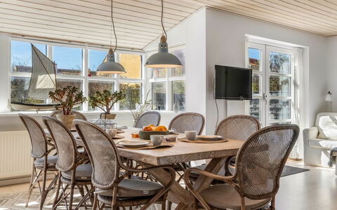 Hialmar - 400M from the Sea: Meubilair, Stoel, Keuken En Eettafel, Eetkamer, Natuurlijk Materiaal, Wicker, Ontwerp, Lichte Inrichting, Kamerplant, Kroonluchter