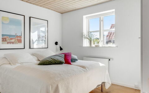 Hialmar - 400M from the Sea: Bed, Slaapkamer, Interieur Ontwerp, Meubilair, Flooring, Hout, Plafond, Verdieping, Bedding, Laken