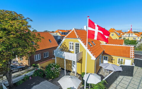 Ortrud - 200M from the Sea: Verblijf, Huis, Huis, Dak, Veranda, Landgoed, Siding, Garden Gebouwen, Boerderij, Werf