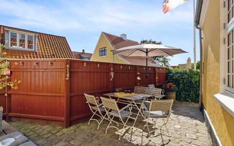 Ortrud - 200M from the Sea: Verblijf, Huis, Huis, Dak, Veranda, Landgoed, Siding, Garden Gebouwen, Boerderij, Werf