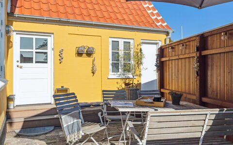 Ortrud - 200M from the Sea: Verblijf, Huis, Huis, Dak, Veranda, Landgoed, Siding, Garden Gebouwen, Boerderij, Werf