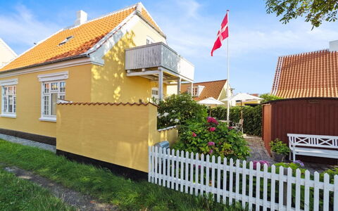 Ortrud - 200M from the Sea: Verblijf, Huis, Huis, Dak, Veranda, Landgoed, Siding, Garden Gebouwen, Boerderij, Werf