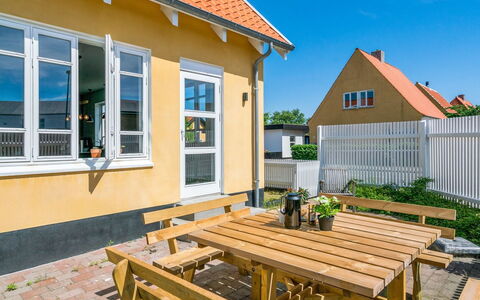 Sölve - 900M from the Sea: Huis, Schaduw, Verblijf, Veranda, Siding, Landgoed, Hek, Buitenmeubels, Balkon, Werf
