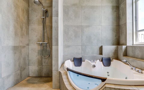 Sölve - 900M from the Sea: Bad, Loodgieterswerkinrichting, Badkamer, Flooring, Interieur Ontwerp, Verdieping, Loodgieter, Kraan, Douche, Tegel