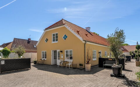 Viivi - 900M from the Sea: Gebouw, Venster, Huis, Woongebied, Dak, Huis, Facade, Verblijf, Deur, Menselijke Nederzetting