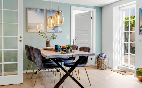 Viivi - 900M from the Sea: Meubilair, Interieur Ontwerp, Flooring, Hout, Verdieping, Eetkamer, Tafel, Keuken En Eettafel, Kamer, Houten Vloer