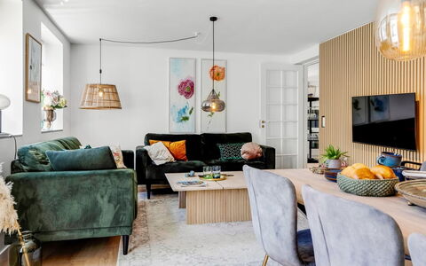 Viivi - 900M from the Sea: Meubilair, Interieur Ontwerp, Bankstel, Flooring, Verdieping, Woonkamer, Muur, Kamer, Hout, Huis