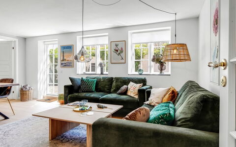 Viivi - 900M from the Sea: Meubilair, Interieur Ontwerp, Bankstel, Flooring, Muur, Woonkamer, Verdieping, Kamer, Hout, Huis