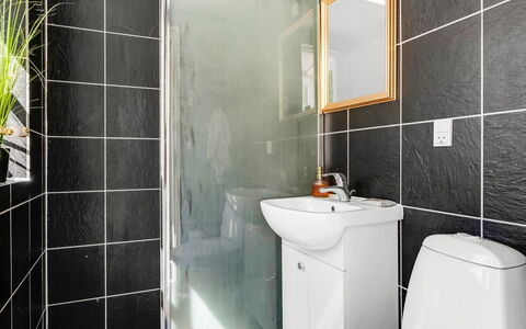 Viivi - 900M from the Sea: Muur, Flooring, Verdieping, Loodgieterswerkinrichting, Interieur Ontwerp, Badkamer, Verlichting, Toilet, Loodgieter, Wc Bril