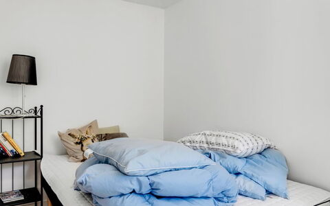 Viivi - 900M from the Sea: Bed, Slaapkamer, Meubilair, Bedding, Laken, Linens, Interieur Ontwerp, Textiel, Verdieping, Kamer